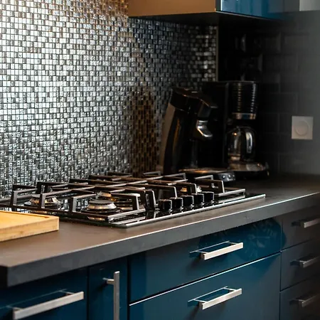 Moderne & Confort Acces Et Commerces *