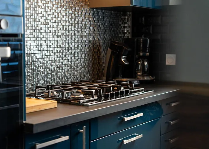 Moderne & Confort Acces Et Commerces *